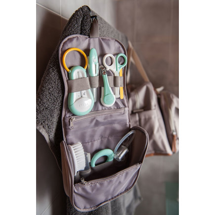 Trousse De Toilette A Suspendre 9 Accessoires Vente En Ligne De Toilette Bebe Bebe9 Trousse De Toilette A Suspendre 9 Accessoires Vente En Ligne De Toilette Bebe Bebe9