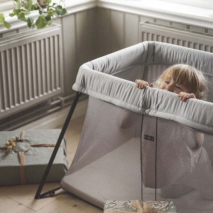 Lit parapluie Monsieur Bébé avec matelas, table à langer, jouets