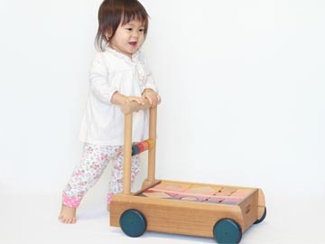 Chariot de marche, quel trotteur pousseur choisir pour bébé ?