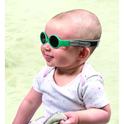 Lunettes de soleil bébé : à quel âge et comment les choisir ?