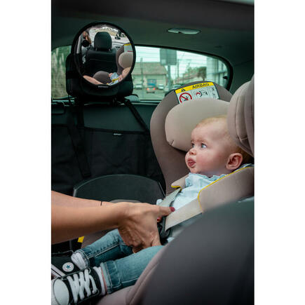 Miroir pour voir le bébé sur le siège auto à l'arrière de la voiture –  Stock de cadeaux