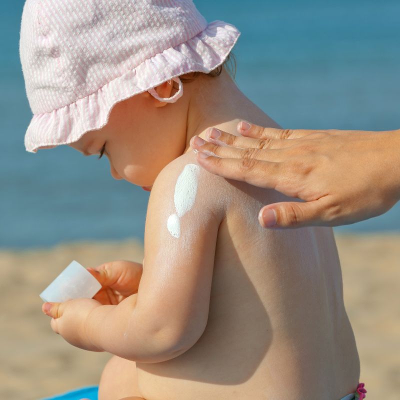 Quels accessoires pour protéger bébé du soleil et de la chaleur ?